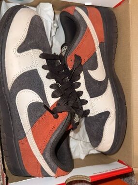 Nike Men’s Low-Top Sneakers — cream/brown/burnt orange